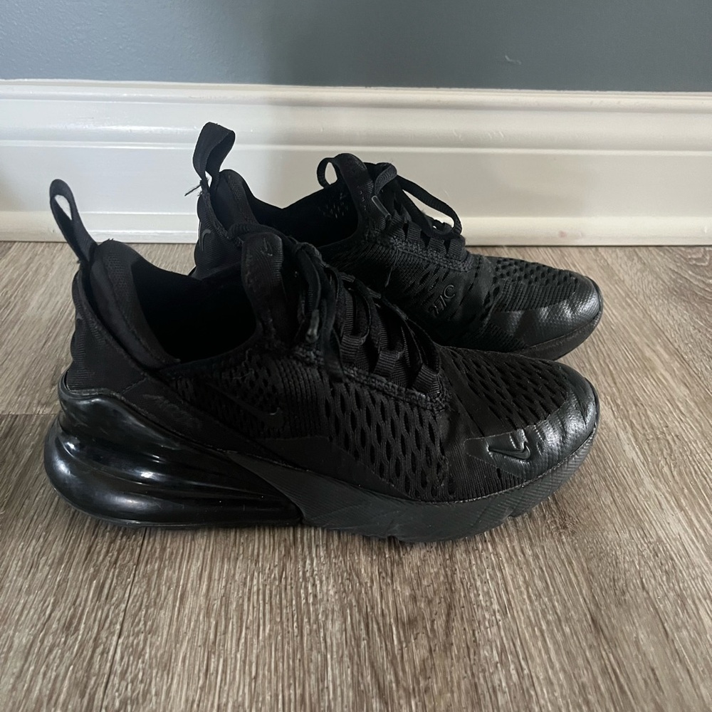 Size 4 youth black Nike Airmax 270